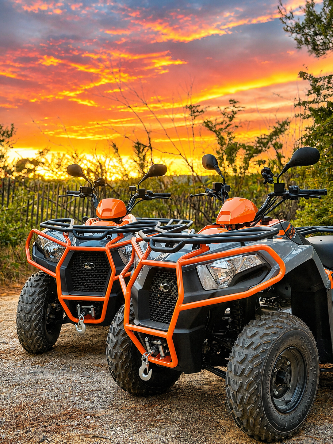 Nos quads Kymco MXU 300 MyQuad sous un coucher de soleil flamboyant