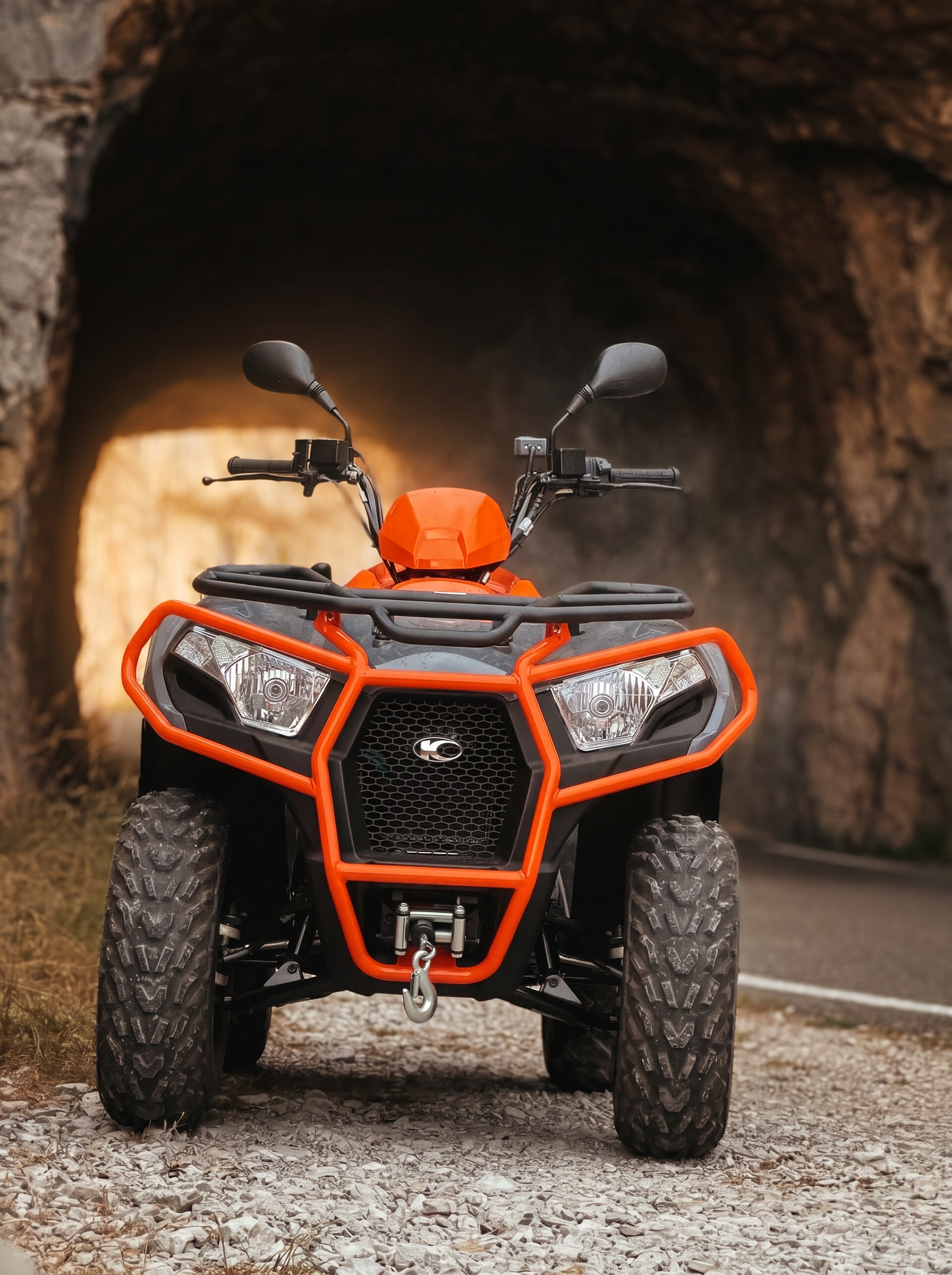Quad MyQuad face à un tunnel creusé dans la roche, ambiance cinématique