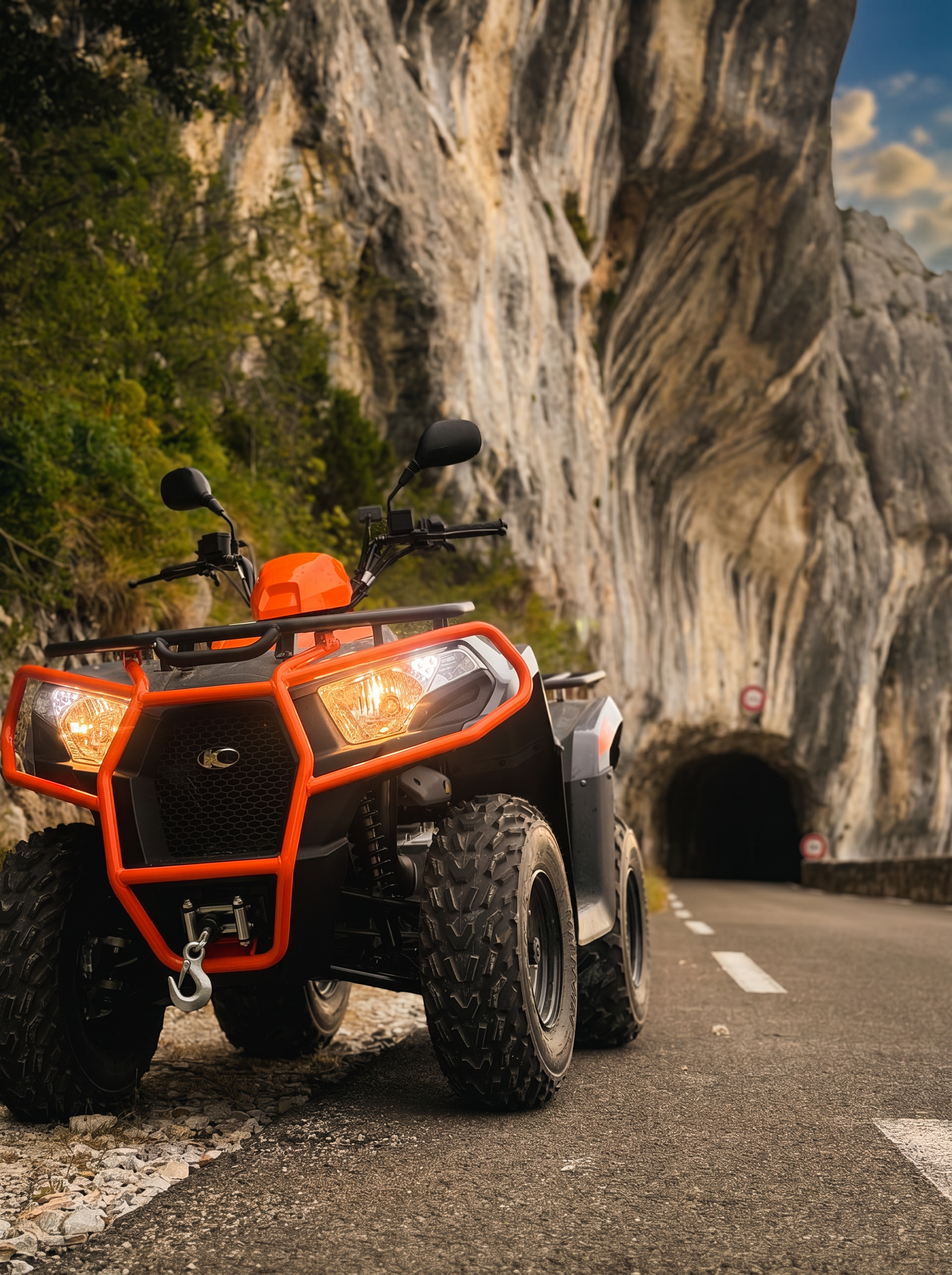 Quad MyQuad devant une falaise calcaire, lumière dorée du Ventoux